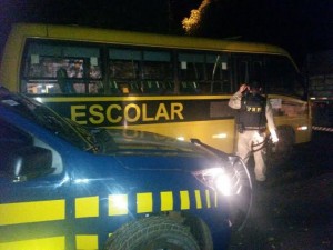 Micro-ônibus é retido por transporte particular de famílias