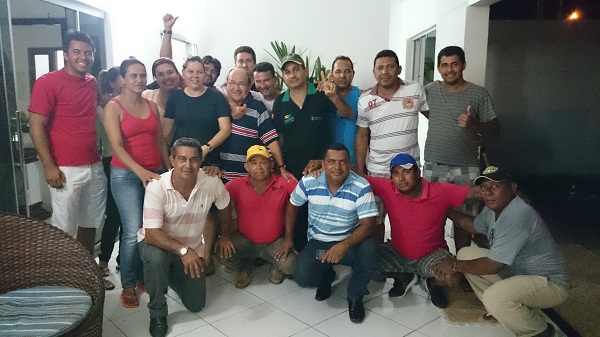 Correligionários comemorando a aprovação com Rocha Miranda