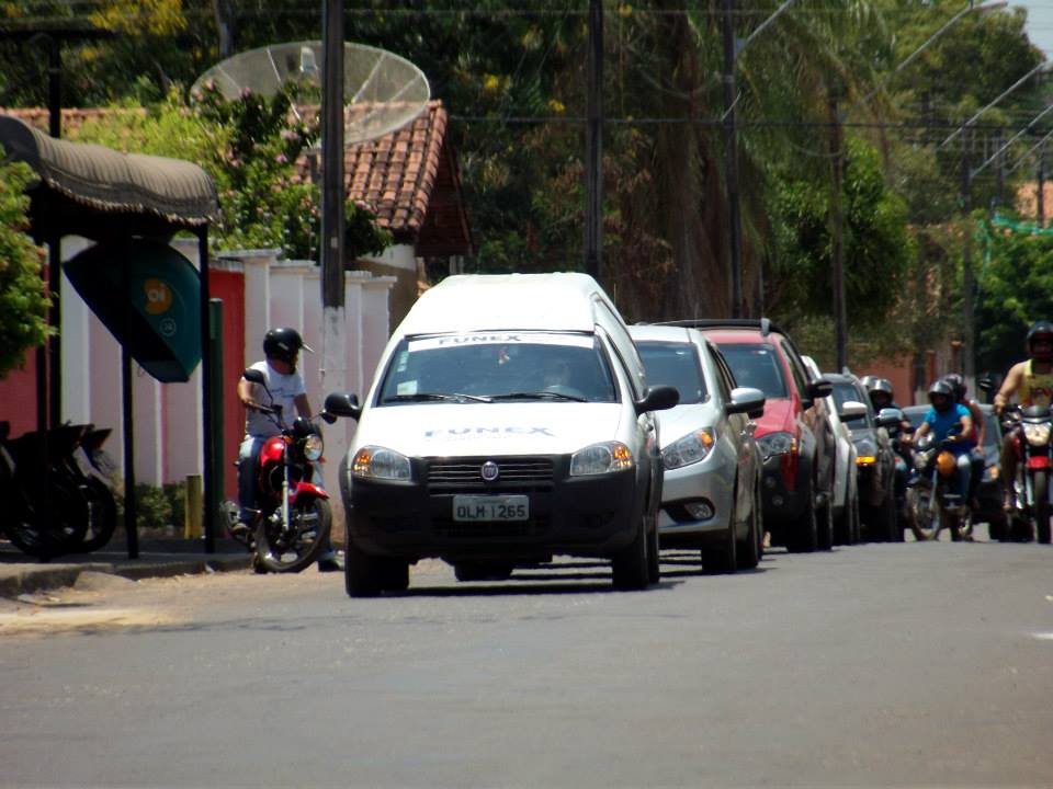Cortejo de Jéssica rumo ao cemitério nesta quarta-feira, 17.