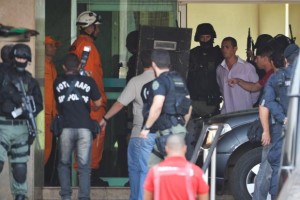 Jack é conduzido pela polícia após liberar refém, num dos mais tradicionais hotéis de Brasília