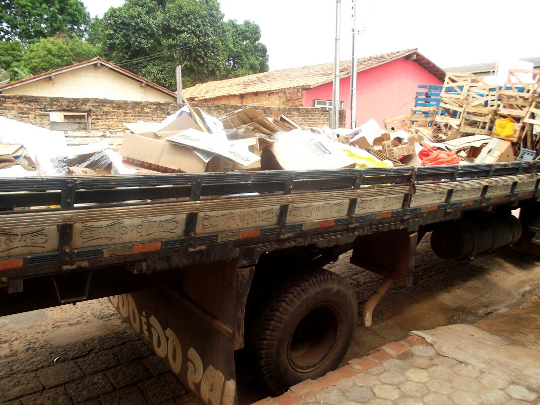 Caminhão para levar lixo para reciclagem