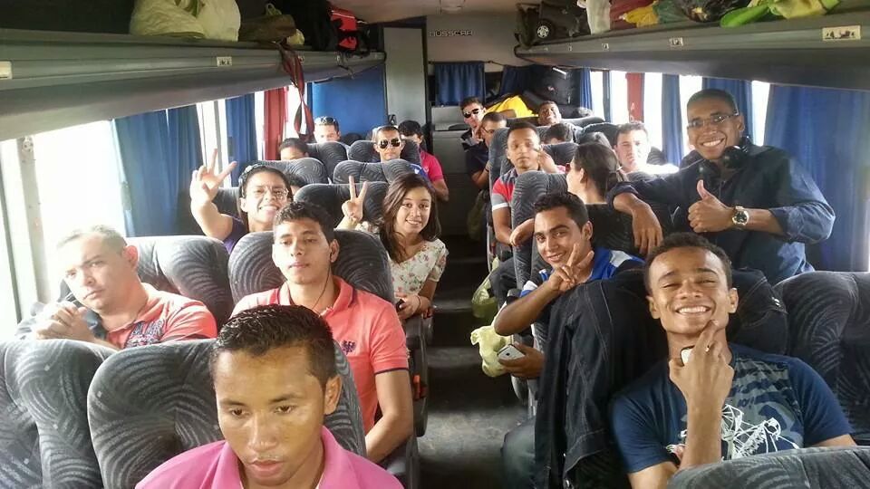 Foto do grupo no momento do embarque para a viagem