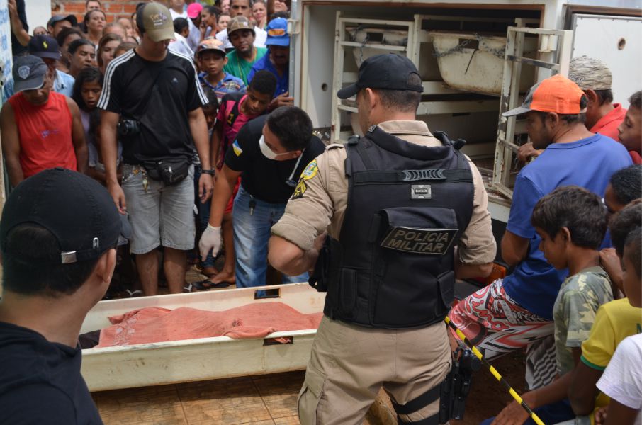 Corpo_Edson_sendo_retirado2_