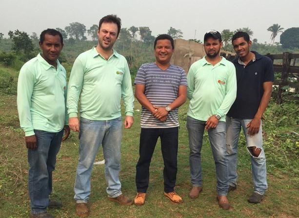 Prefeito Auri junto com equipe que mapeia o novo loteamento