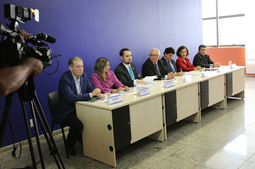 Autoridades durante coletiva de imprensa no TCE