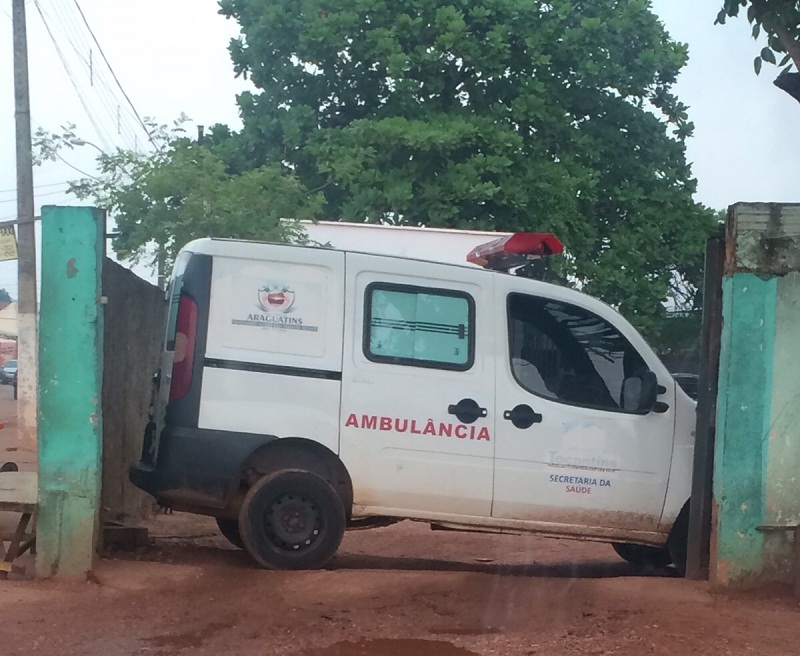 Ambulância bloqueia uma das saídas do hospital
