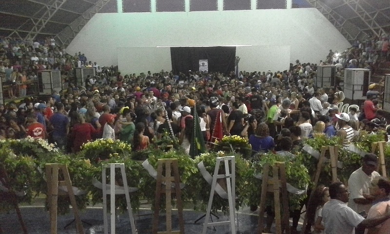 Imagem do velório no ginásio de esportes de Redenção