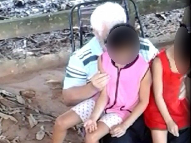 Nezinho com as crianças no colo