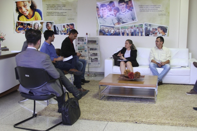 Reitora Elizângela Glória Cardoso com o secretário Adão Francisco (Foto: Vivianni Asevedo/Ascom Unitins)