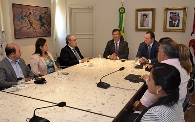 Governador Flávio Dino, ao lado de Carlos Brandão, durante cerimônia em que o vice-governador assumiu interinamente o comando do Estado. Foto: Karlos Geromy/Secom