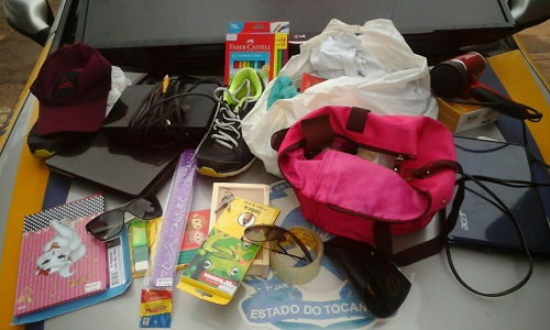 Objetos recuperados dentro do táxi.