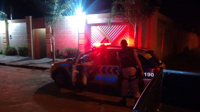 Momento em que a Polícia Militar colocou Baiano na viatura