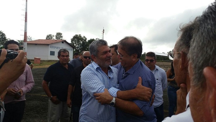 Apenas líderes políticos e funcionários públicos receberam o governador no aeroporto de Araguatins
