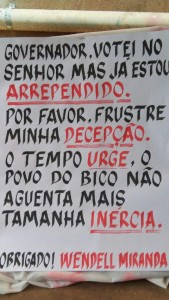 Um dos cartazes apreendidos pelos seguranças