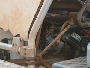 Cadeira do motorista fio também é amarrada para manter o assento fixo.