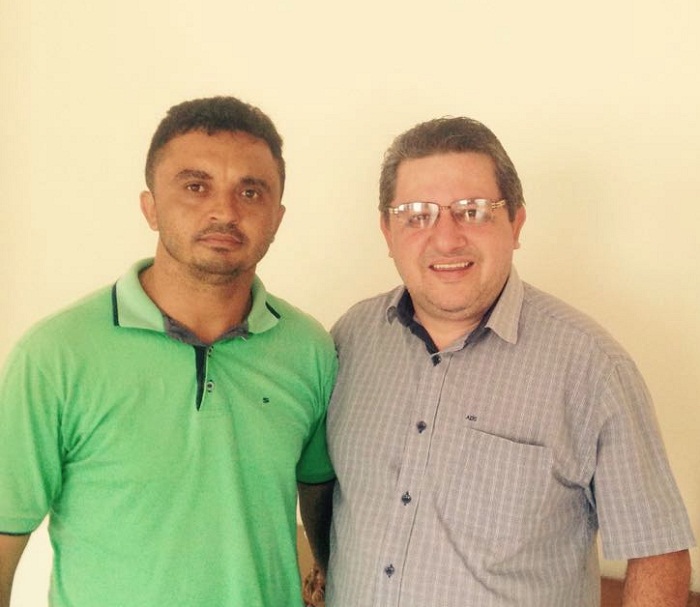 Presidente do Sindicato dos professores, Carley Gomes de Almeida e o prefeito Jair Farias