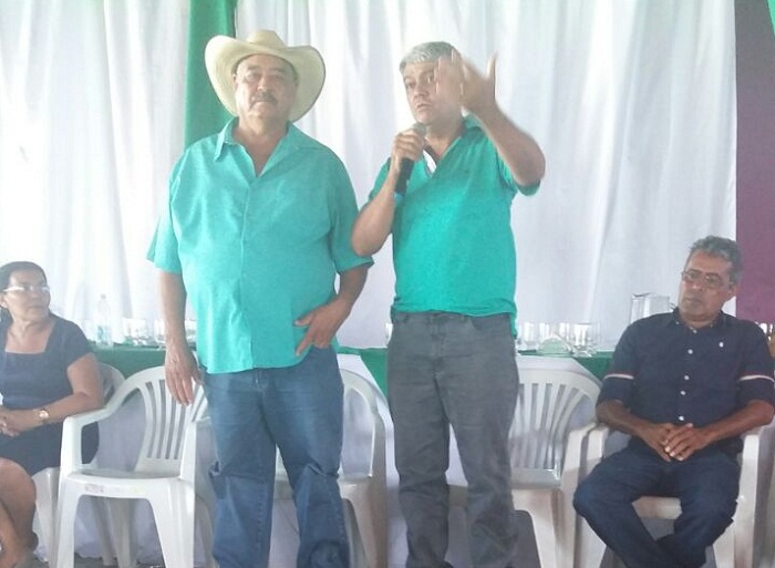 Borjão à esquerda recebendo o apoio de Mazin