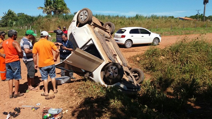 Carro com os 4 pneus para cima em Buriti na manhã desta sexta