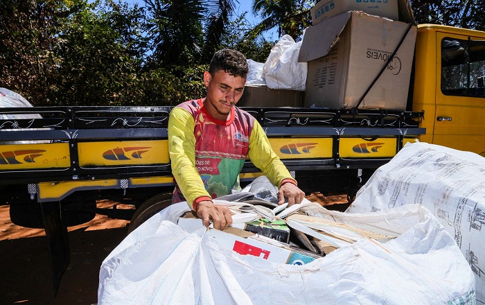 Paulo Henrique e a família trabalham com materiais recicláveis e querem formalizar uma coopertaiva