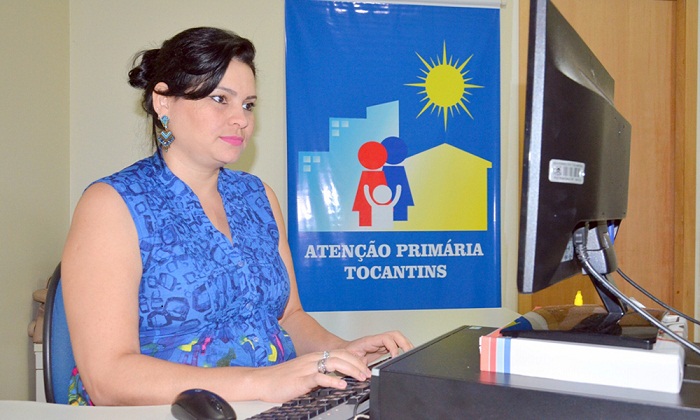 Gillian Barbosa explica que o sistema é alimentado com informações sobre o crescimento e o desenvolvimento da criança monitorada