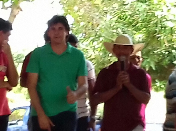 Antônio Conceição de chapéu em reunião ao lado de Marcos este final de semana no novo palanque