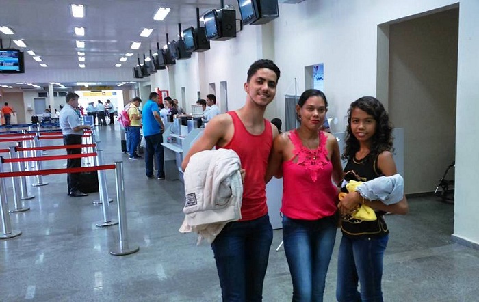 Bailarina Joselma Silva ao lado de sua mãe e do professor Dayron no embarque para SC, no aeroporto