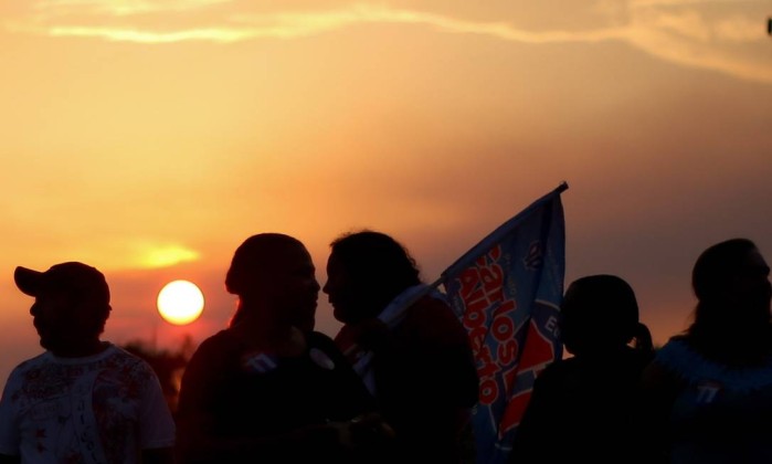 O apitaço do candiato a reeleição movimenta a cidade. Durante o evento, professores municipais colavam adesivos nos moradores