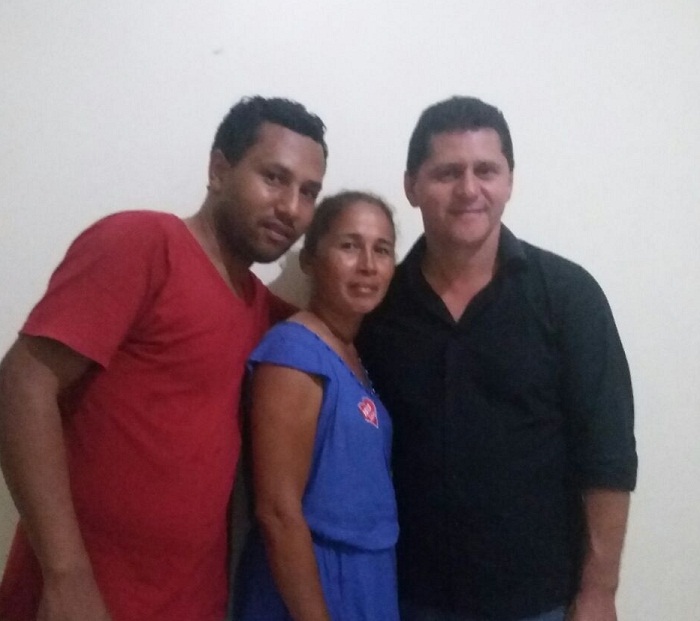 Leocy ao lado de coordenadores de campanha