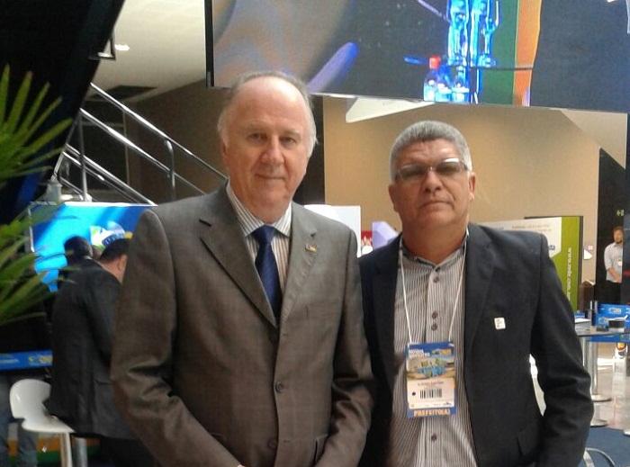 Cláudio Santana e presidente da CNM, Paulo Ziulkoski.