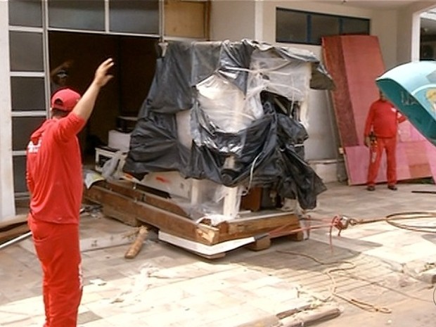 Bombeiros retiram máquina quebrada de unidade em Araguaína